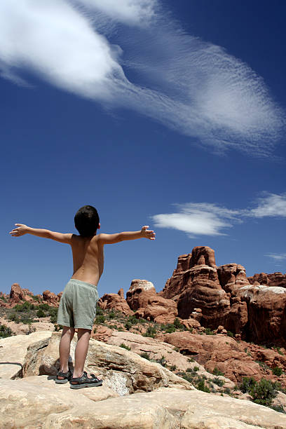 niño con las manos - god freedom arms raised high angle view fotografías e imágenes de stock