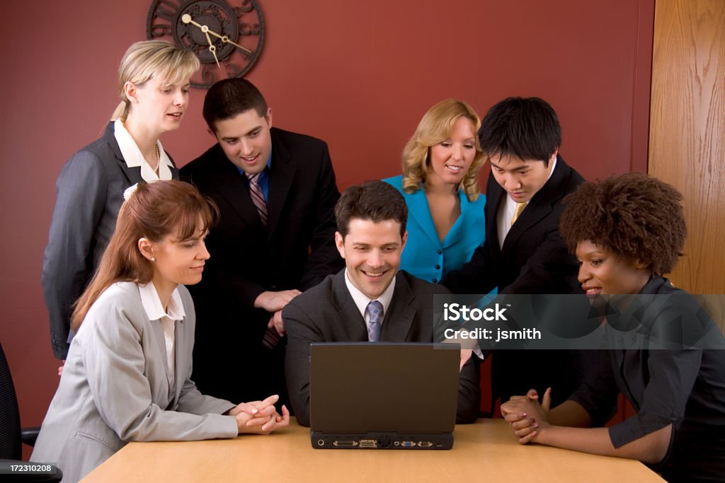 Equipe diversificada de negócios, reúne todo laptop - Foto de stock de Adulto royalty-free