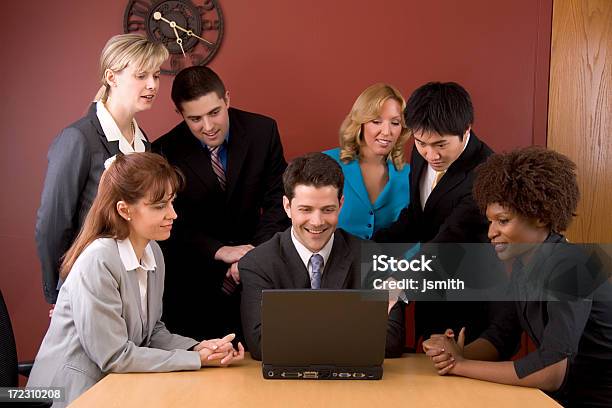 Foto de Equipe Diversificada De Negócios Reúne Todo Laptop e mais fotos de stock de Adulto
