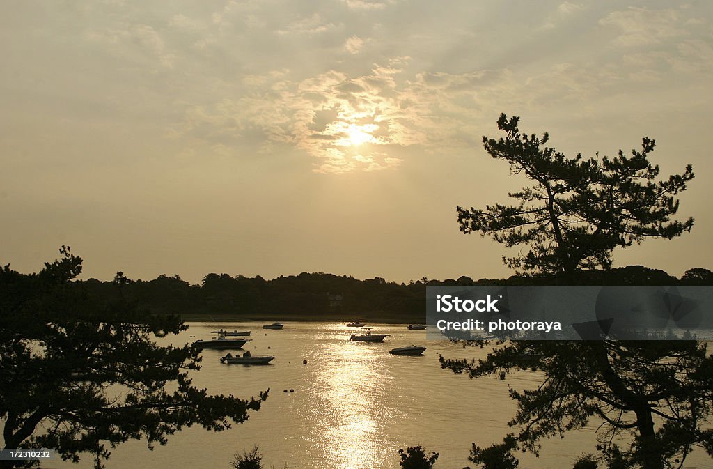 Lever de soleil sur l'eau à Mystic Seaport, dans le Connecticut - Photo de A la mode libre de droits