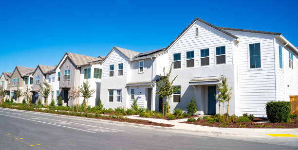 istock Row of single family homes 1723103502