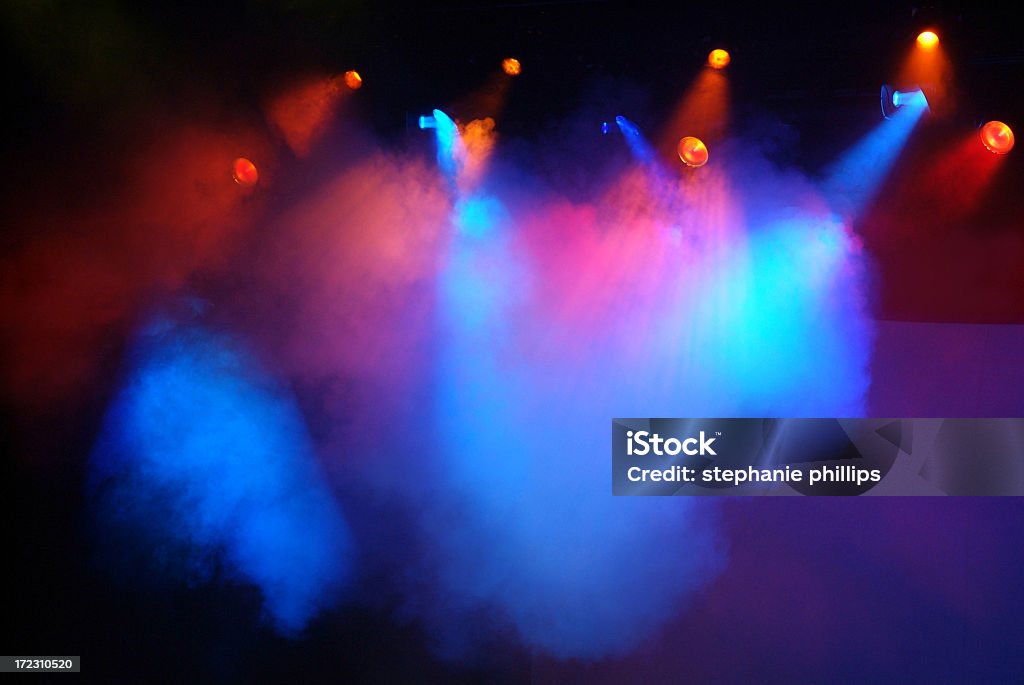 Multicolore rosso, rosa e blu con nebbia luci di scena - Foto stock royalty-free di Palcoscenico