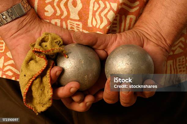 Zwei Kugeln In Der Hand Stockfoto und mehr Bilder von Boule - Boule, Boulekugel, Braun