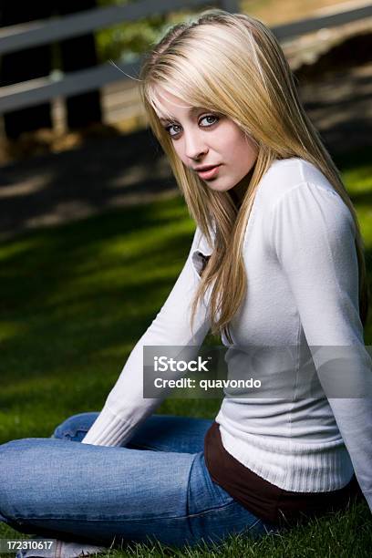 Bela Loiro Mulher Jovem Adolescente Retrato Ao Ar Livre Espaço Para Texto - Fotografias de stock e mais imagens de Adolescência