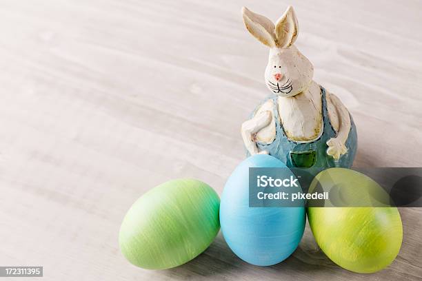 Huevos De Pascua En La Mesa Foto de stock y más banco de imágenes de Alimento - Alimento, Anticuado, Azul