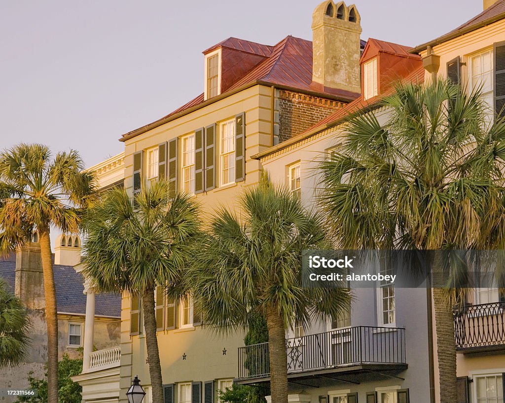 Charleston: Historyczne domy na Bay Street o świcie - Zbiór zdjęć royalty-free (Charleston - Stan Karolina Południowa)