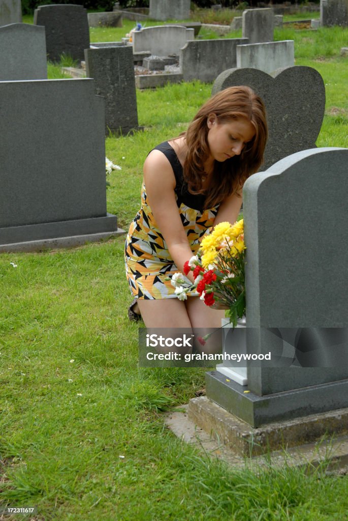 En el cementerio - Foto de stock de Cementerio libre de derechos