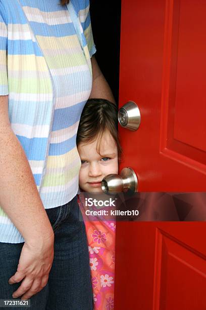 Photo libre de droit de Répondre À La Porte banque d'images et plus d'images libres de droit de Répondre - Répondre, Enfant, Femmes