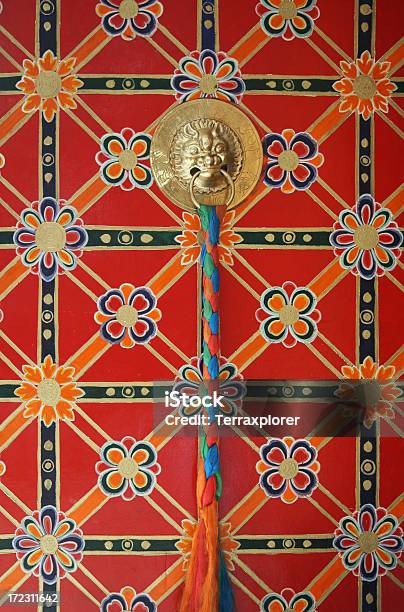 Decoradas Puerta En El Tíbet Foto de stock y más banco de imágenes de Cultura tibetana - Cultura tibetana, Patrones visuales, Tíbet