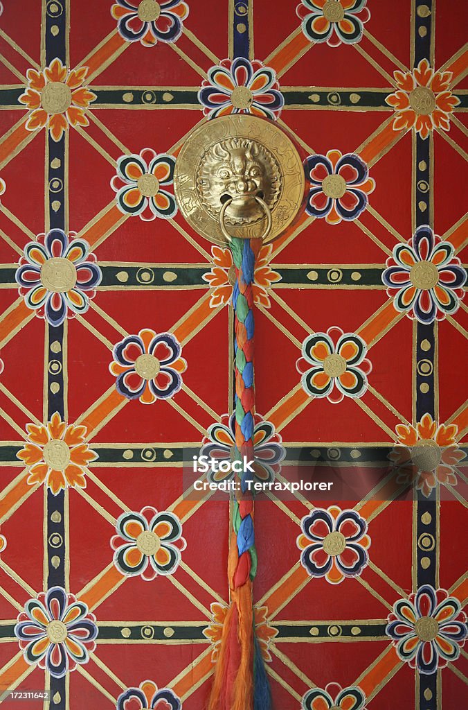 Decorate porta in Tibet - Foto stock royalty-free di Cultura tibetana