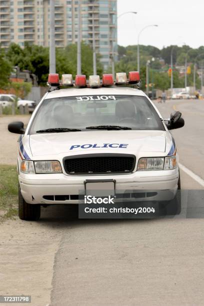 Coche De Policía Foto de stock y más banco de imágenes de Coche de policía - Coche de policía, Inmóvil, Borde de la carretera