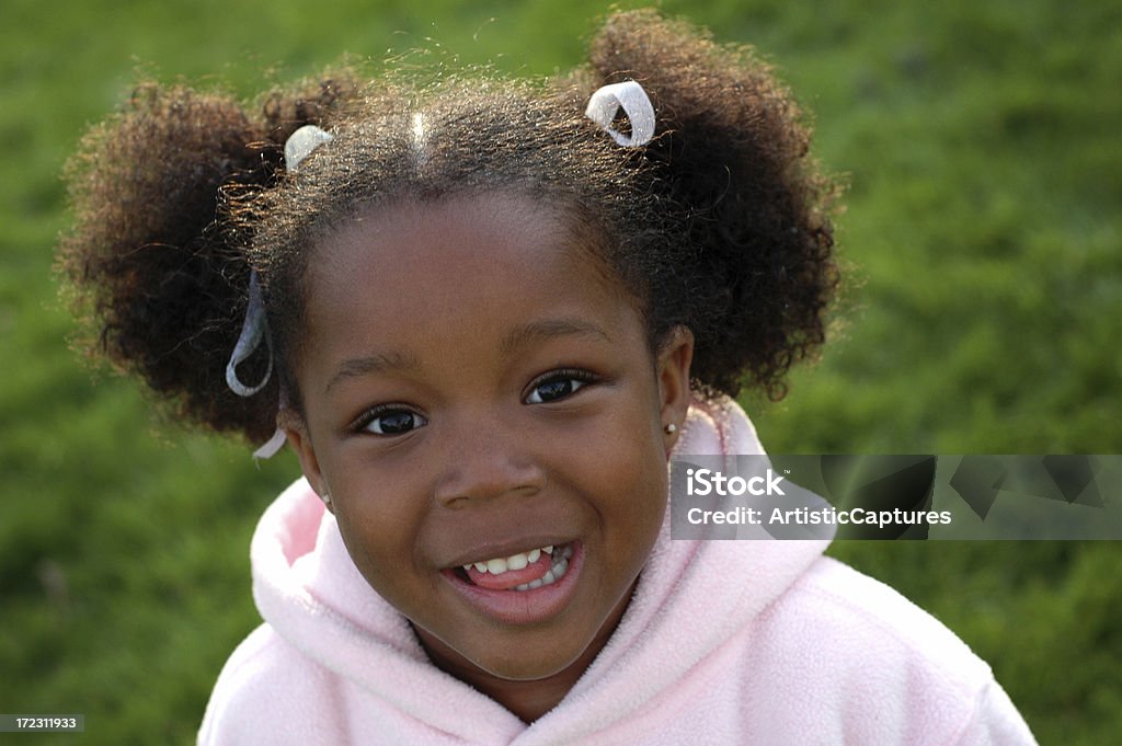 Menina feliz sorrindo ao ar livre - Foto de stock de 2-3 Anos royalty-free