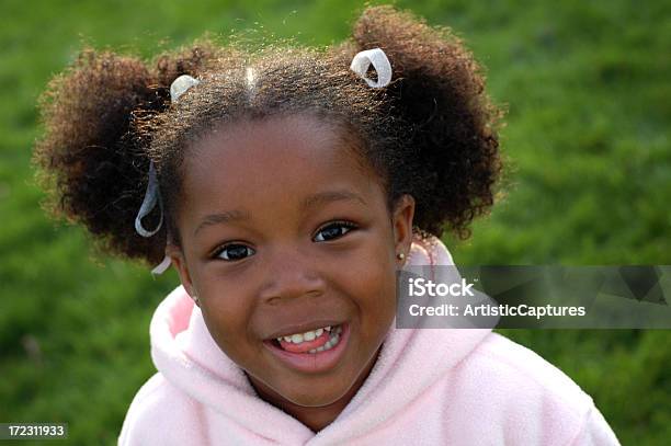 Foto de Menina Feliz Sorrindo Ao Ar Livre e mais fotos de stock de 2-3 Anos - 2-3 Anos, Afro-americano, Alegria