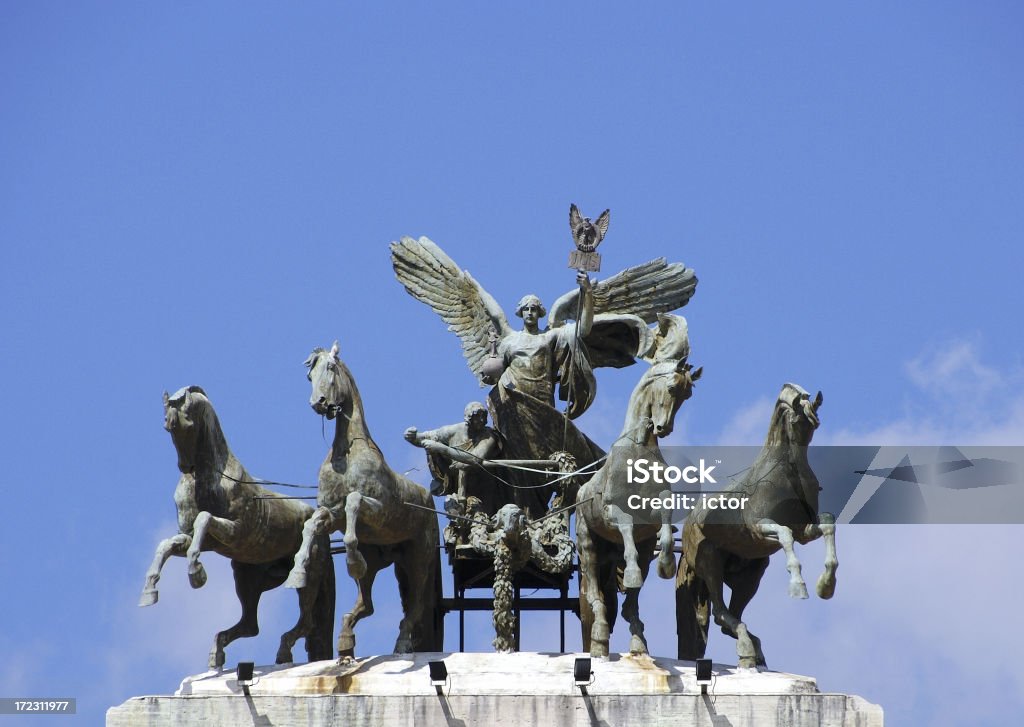 Estatua del palazzo di giustizia en Roma - Foto de stock de Cuadriga libre de derechos