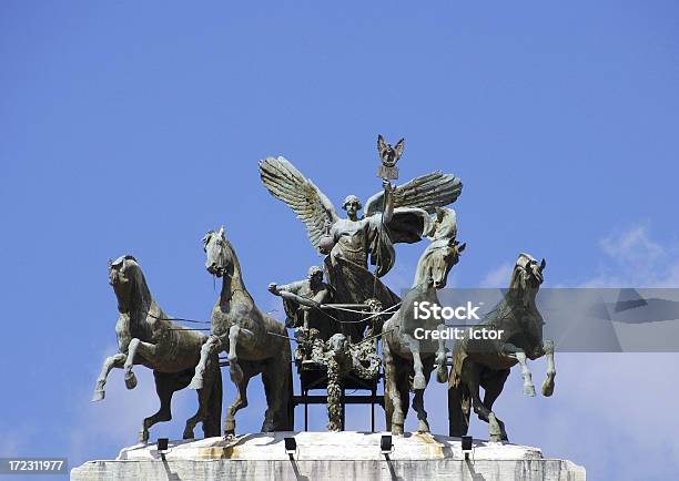 Estátua No Palácio De Giustizia Em Roma - Fotografias de stock e mais imagens de Carro de guerra - Carro de guerra, Adulto, Anjo