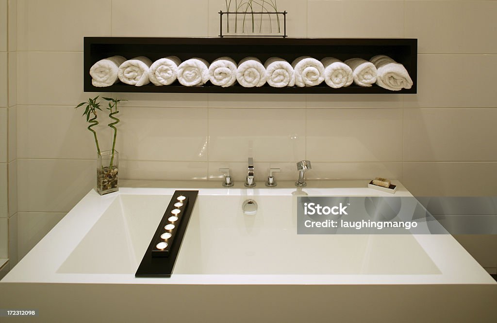 Lusso moderno bagno bianco con vasca da bagno - Foto stock royalty-free di Scaffale