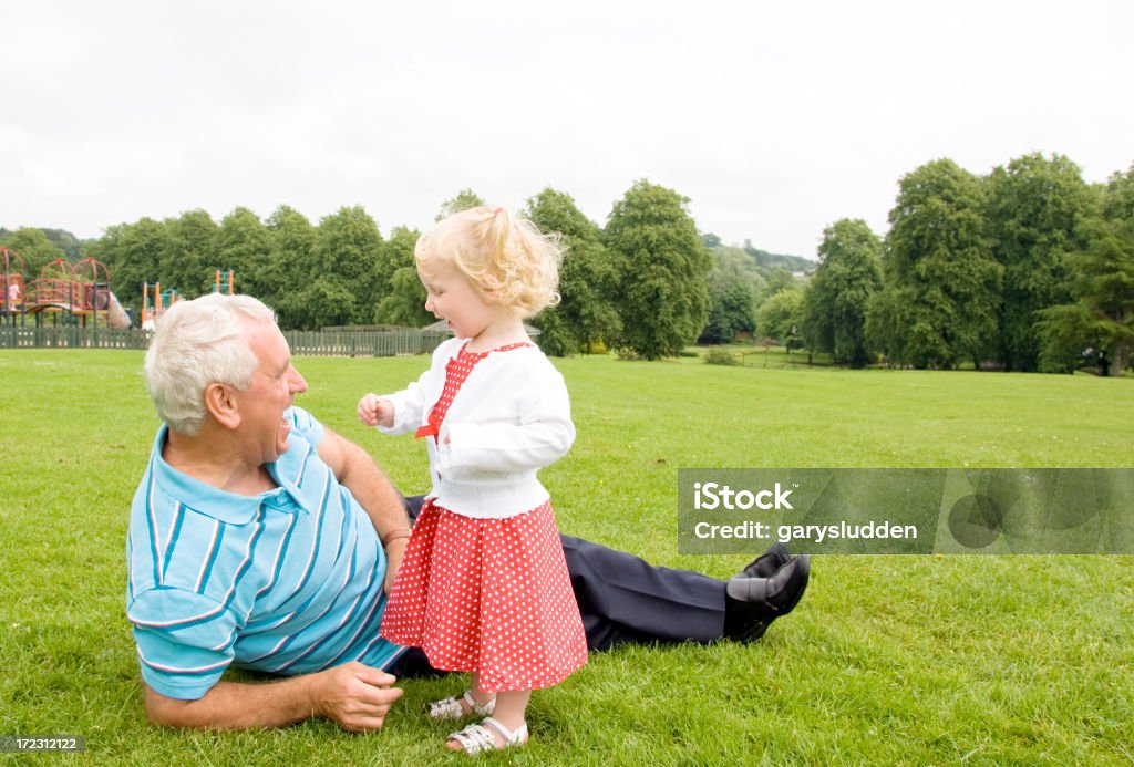 Grand-père et petite-fille - Photo de 2-3 ans libre de droits