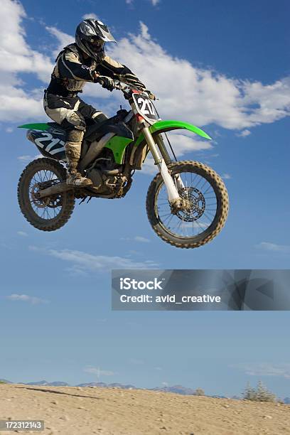 Motocross Rider De Salto Foto de stock y más banco de imágenes de Motocross - Motocross, Accesorio de cabeza, Actividades recreativas