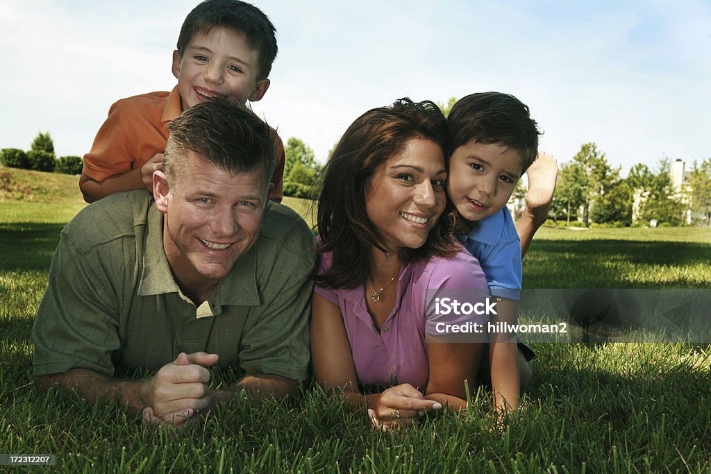 Família feliz no parque - Royalty-free Adulto Foto de stock