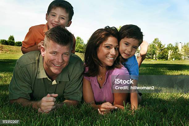 Família Feliz No Parque - Fotografias de stock e mais imagens de Adulto - Adulto, Adulto de idade mediana, Aluno de Jardim de Infância