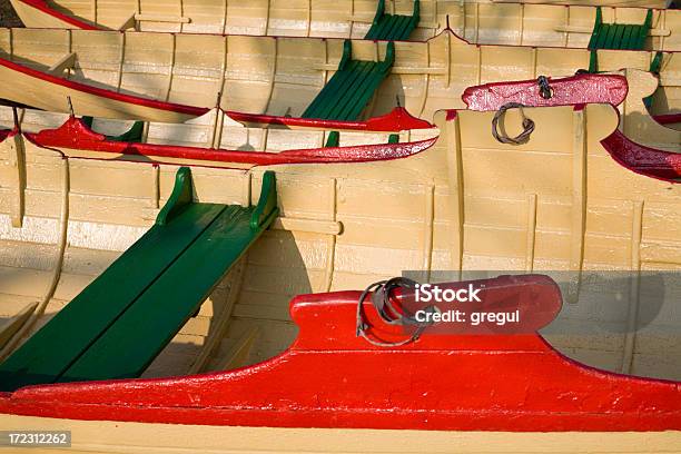 Rowboats In Una Riga - Fotografie stock e altre immagini di Acqua - Acqua, Attività ricreativa, Barca a remi