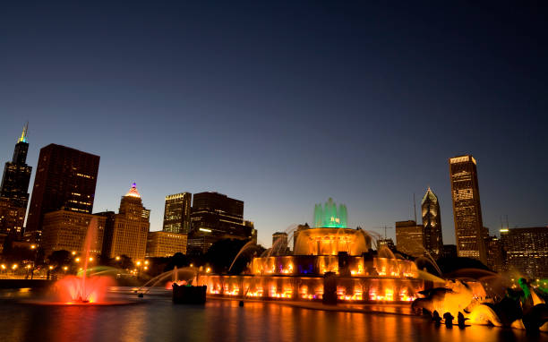 fonte em chicago à noite - chicago fountain skyline night - fotografias e filmes do acervo