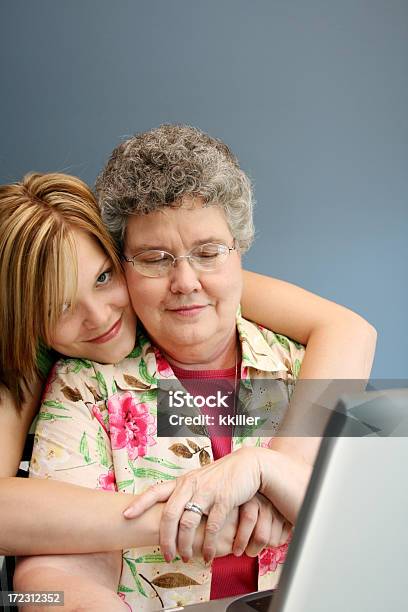 Auf Dem Computer Stockfoto und mehr Bilder von Aktiver Senior - Aktiver Senior, Alter Erwachsener, Blondes Haar