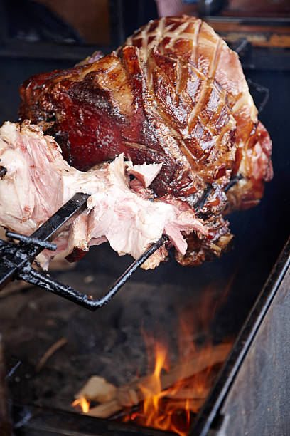 schinken roast auf der landzunge - pig roasted spit roasted domestic pig stock-fotos und bilder