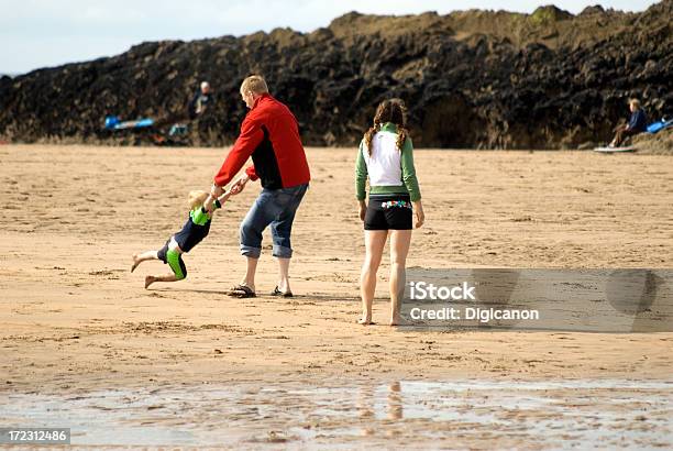 Padre E Hijo Foto de stock y más banco de imágenes de Cornwall - Inglaterra - Cornwall - Inglaterra, Familia, Bude