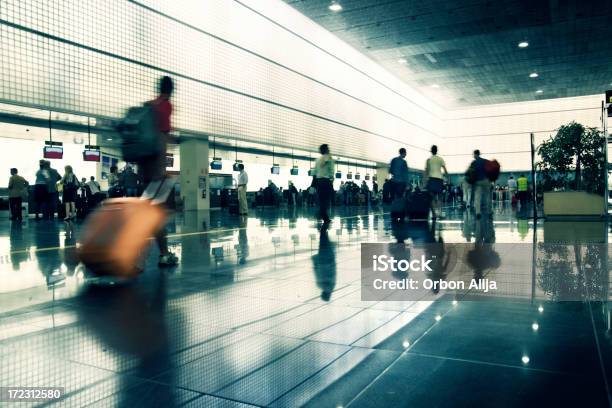 Aeroporto De Corrida - Fotografias de stock e mais imagens de Aeroporto - Aeroporto, Lotado, Fila - Arranjo