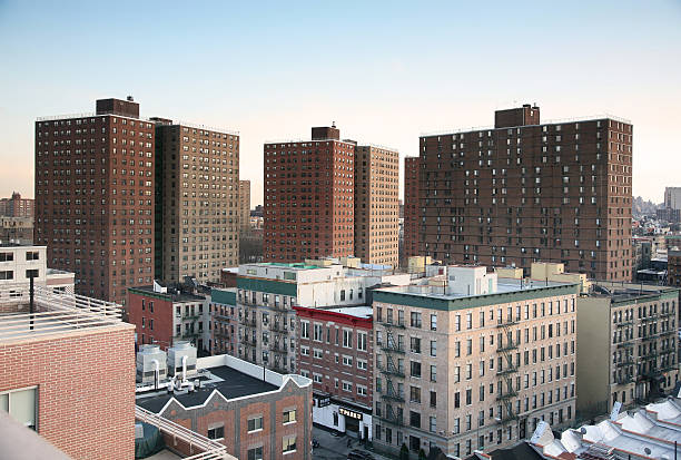 социальное жильё в гарлем, верхний ракурс - apartment sky housing project building exterior стоковые фото и изображения