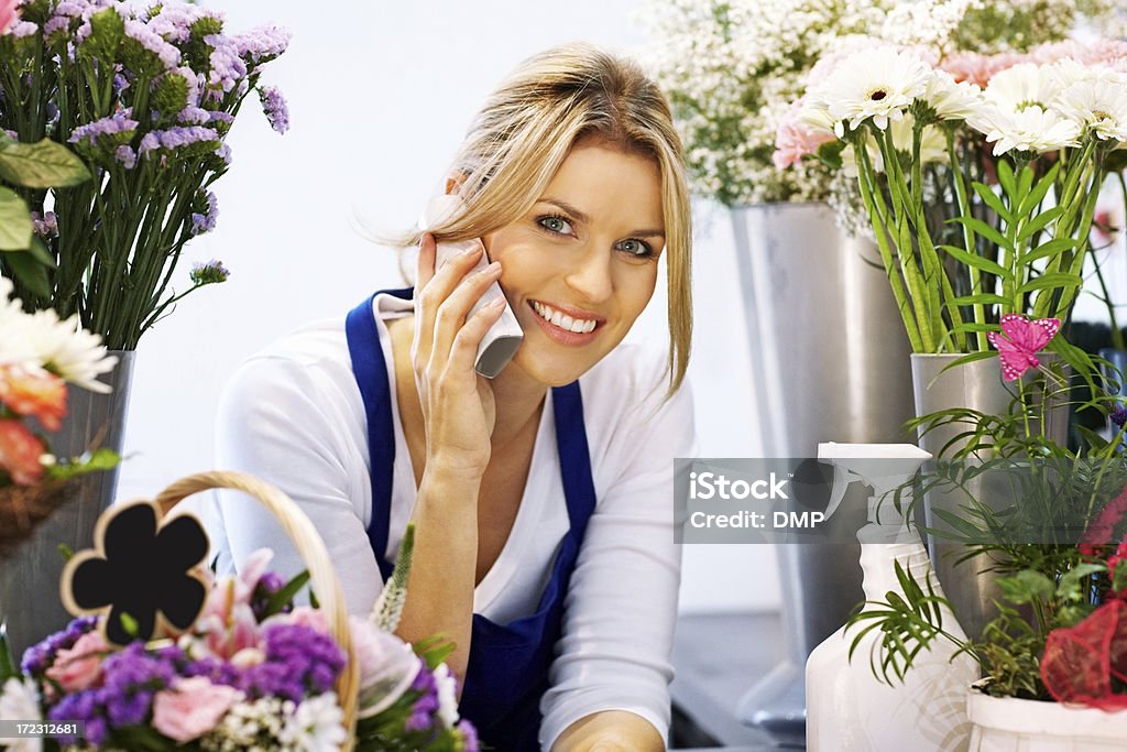 Atraente jovem usando telefone florista - Foto de stock de 25-30 Anos royalty-free