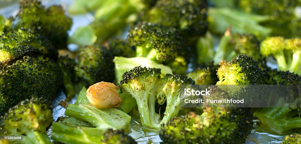 Cocido brécol & vegetales frescos asados con salteados con ajo - Foto de stock de Brécol libre de derechos