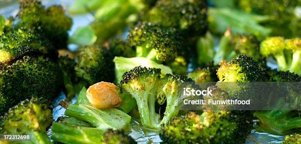 Cocido Brécol Vegetales Frescos Asados Con Salteados Con Ajo Foto de stock y más banco de imágenes de Brécol