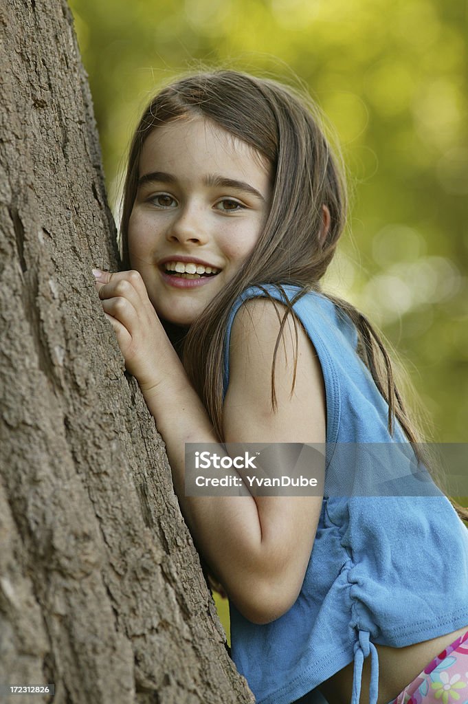 Kleines Mädchen mit einem großen Baum - Lizenzfrei Baum Stock-Foto