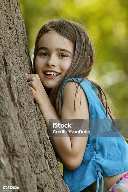 Kleines Mädchen Mit Einem Großen Baum Stockfoto und mehr Bilder von Baum - Baum, Entspannung, Extreme Nahaufnahme