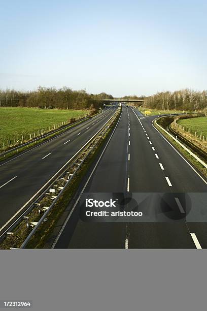 La Autopista Foto de stock y más banco de imágenes de Carretera de campo - Carretera de campo, Vía principal, Cuatro objetos