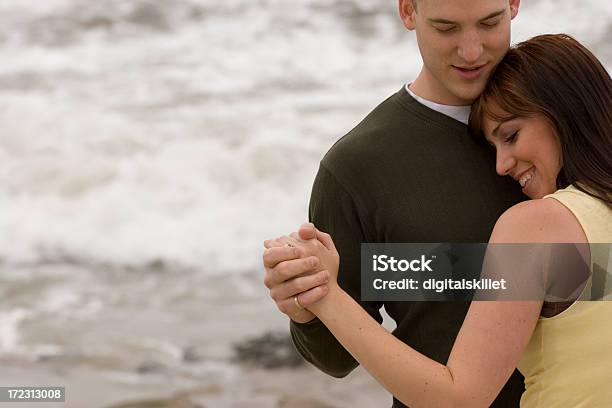Balla Sulla Spiaggia - Fotografie stock e altre immagini di Abbracciare una persona - Abbracciare una persona, Acqua, Adulto