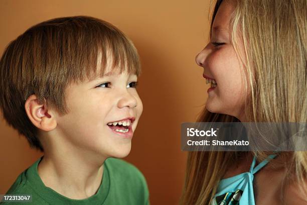 Feliz Sonriente Hermano Y Hermana Foto de stock y más banco de imágenes de A la moda - A la moda, Adolescencia, Alegre