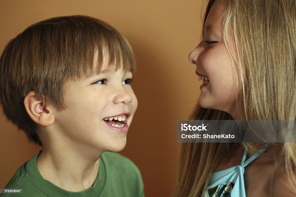 Felice fratello e sorella Ridere - Foto stock royalty-free di Accudire