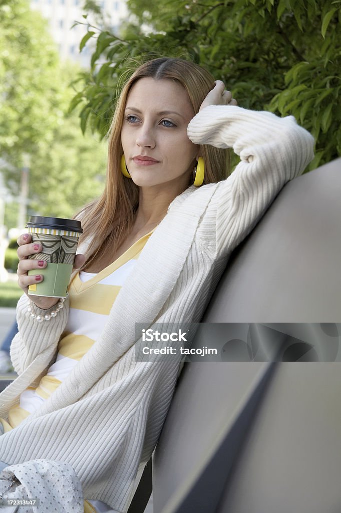 Чикаго Девушка-перерыв на кофе - Стоковые фото 20-24 года роялти-фри