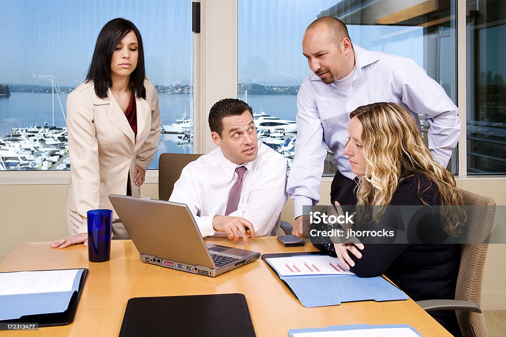 Equipe de negócios Scrutinizing dados - Royalty-free Pessoas Foto de stock