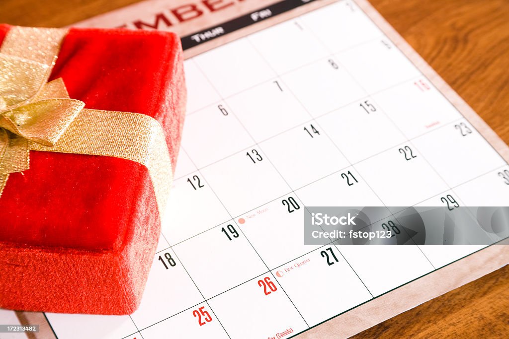 Dezembro de calendário com caixa vermelha de presente e arco. Natal. - Royalty-free Feriado Foto de stock