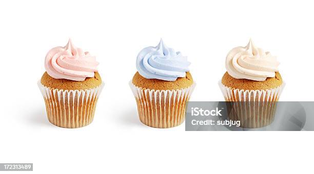 Três Cupcakes - Fotografias de stock e mais imagens de Bolinho - Bolinho, Figura para recortar, Bolo - Sobremesa