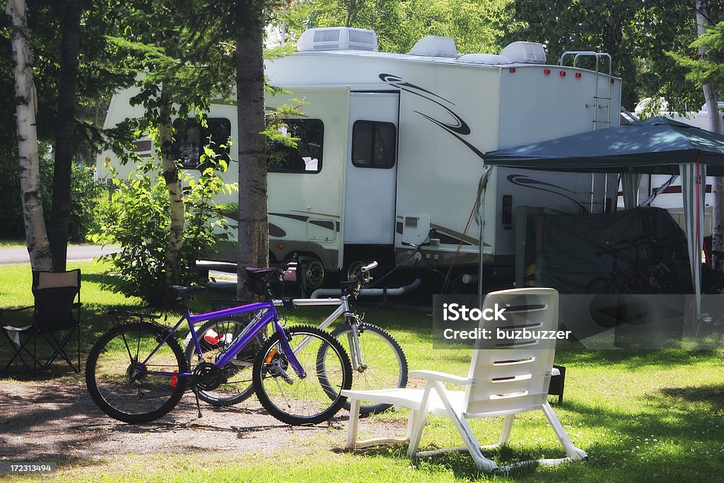 Campamento completamente equipado - Foto de stock de Autocaravana libre de derechos