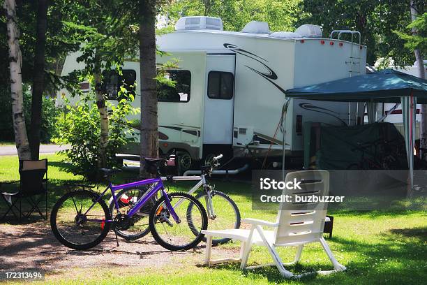Campeggio Completamente Attrezzate - Fotografie stock e altre immagini di Camper - Camper, Parco naturale, Campeggiare