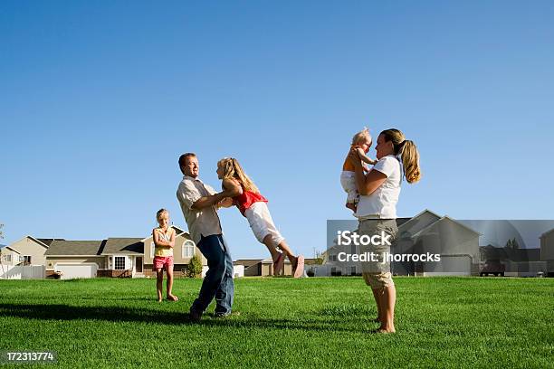 Famiglia Giocare Tempo Nel Parco - Fotografie stock e altre immagini di Famiglia - Famiglia, Cittadina americana, Ambientazione esterna