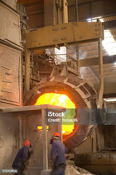 Metalurgia Foto de stock y más banco de imágenes de Acero - Acero, Actividad, Amarillo - Color