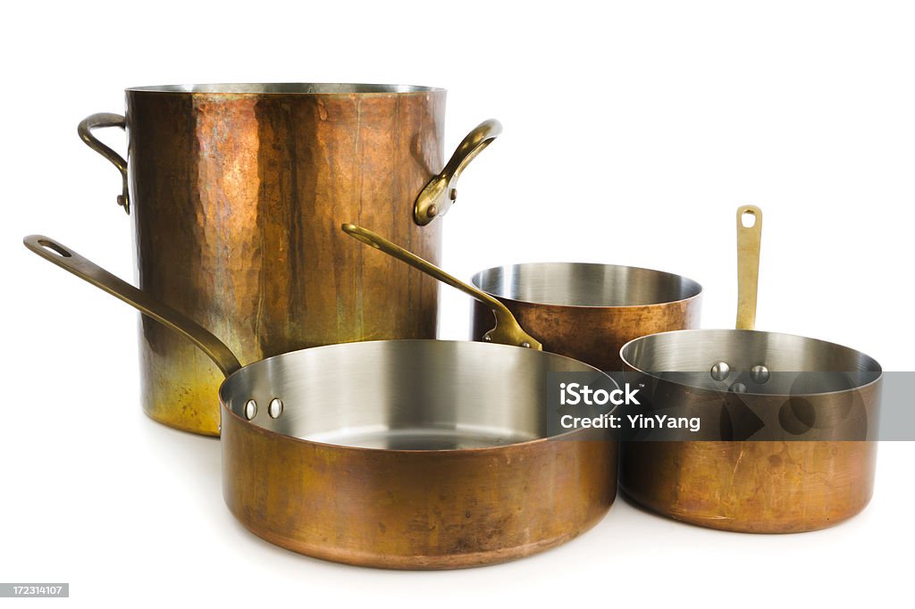 Ollas y cacerolas de cobre, utensilios de cocina, cacerola sobre fondo blanco - Foto de stock de Cacerola libre de derechos
