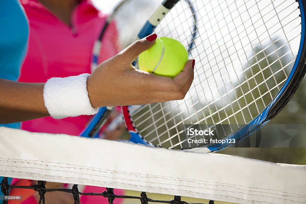 Estilo de vida saludable: Mujer que tiene una bola de tenis de pie junto a teammate - Foto de stock de 20 a 29 años libre de derechos